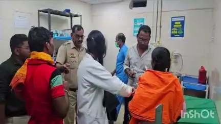 तोकापाल: राजूर में जमीन विवाद के चलते बेरहम चाचा ने भतीजी की पीठ में घोंपा चाकू, भतीजी गंभीर हालत में मेडिकल कॉलेज में भर्ती