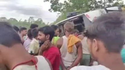 पताही: जिहूली घाट के पास सीतामढ़ी जा रही बाबा बर्फानी बस अनियंत्रित होकर सड़क किनारे पलटी, 15 यात्री हुए घायल