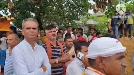पिपरिया: वलीपुर गांव में मुखिया समेत दो लोगों की गोली मारकर हत्या, शोक संवेदना व्यक्त करने वालों की उमड़ी भीड़