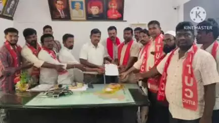 హిందూపురం కి నీళ్లు అందిస్తున్న గొల్లపల్లి రిజర్వాయర్ వాటర్ వర్కర్స్ కు 7 నెలల జీతాలు చెల్లించాలని కమిషనర్కు వినతి