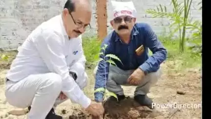 नैनपुर: श्रीमती सरिता असवानी की पुण्यतिथि पर असवानी परिवार ने मुक्तिधाम व विवेकानंद स्कूल नैनपुर में किया वृक्षारोपण