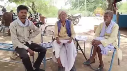 महोबा: लिधौरा खुर्द में कलयुगी बेटे की करतूत से बेहाल बुजुर्ग पिता, जमीन और शौचालय पर कब्जा, खाने से भी किया महरूम