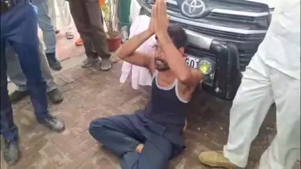 जौनपुर: कलेक्ट्रेट में युवक ने डीएम की गाड़ी के सामने दी आत्मदाह की धमकी