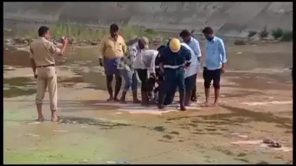 హుజూరాబాద్: బోనం పెళ్లి సమీపంలో కాకతీయ కాలువలో దూకి సైదులు అనే వ్యక్తి ఆత్మహత్య యత్నం తీవ్ర గాయాలు అవడంతో 108ద్వారఆసుపత్రికి తరలింపు