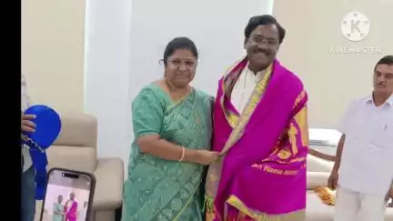 సత్తుపల్లి: హైదరాబాద్ లో మంత్రి G వివేక్ వెంకటస్వామి ని మర్యాద పూర్వకంగా  కలిసిన సత్తుపల్లి ఎమ్మెల్యే మట్ట రాగమయి