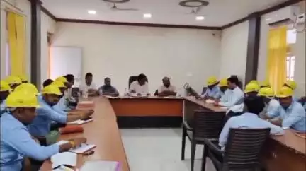 राजाखेड़ा: राजाखेड़ा में एक्सईएन ने बिजली कर्मचारियों की बैठक ली, छीजत रोकने और समय पर मेंटेनेंस पूरा करने के दिए निर्देश