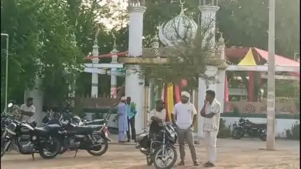 उचेहरा: नौगजा बाबा की दरगाह उचेहरा में मेले की दुकानों की लगी बोली