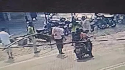 लवकुशनगर में दुकानदार ने युवक को पीटा, सीसीटीवी वीडियो वायरल