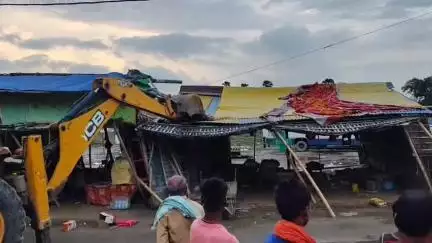 सुल्तानगंज: नमामि गंगे घाट पर अतिक्रमण कर बनाई गई अस्थाई दुकानों पर जिला प्रशासन का बुलडोजर चला