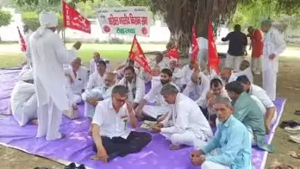 रोहतक: किसानों के लिए पर्याप्त पानी की मांग को लेकर किसान सभा ने सिंचाई भवन कार्यालय पर किया प्रदर्शन