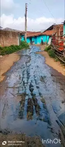 जयपुर थाना क्षेत्र के भलुआ गांव में नाला नहीं रहने पर सड़क पर बह रहा पानी
