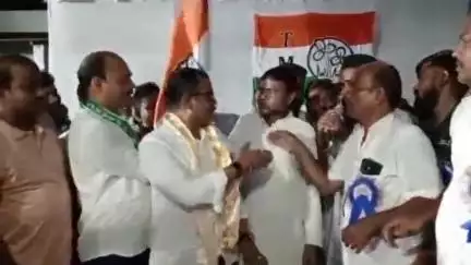কোচবিহার ১: বিধানসভা নির্বাচনের আগে লাগাতার তৃণমূল কংগ্রেসে যোগদান দলকে শক্তিশালী করবে, কোচবিহারে জানালেন তৃণমূলের জেলা সভাপতি
