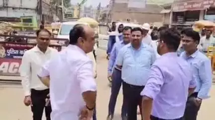 गोदौलिया में शाही नाला मिलने पर नगर आयुक्त ने किया निरीक्षण