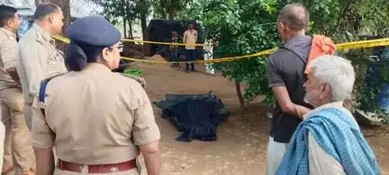 उरई: सिमरिया गांव में नल पर पानी भरने गई लड़की के साथ युवक ने की बत्तमीजी, परिजनों ने हत्या की, पुलिस जांच में जुटी