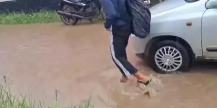 കുന്നത്തൂർ: സ്കൂളിലേക്ക് നീന്തിക്കയറേണ്ട അവസ്ഥയിൽ കുട്ടികൾ, കുന്നത്തൂർ പഞ്ചായത്ത്‌ സെക്രട്ടറിയെ ഉപരോധിച്ച് യൂത്ത് കോൺഗ്രസ്‌