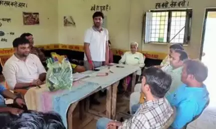 बांसी: गैसडा में बैठक कर यूनाइटेड टीचर्स एसोसिएशन ने परिषदीय स्कूलों के विलय की सरकार की योजना पर जताया आक्रोश