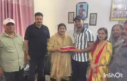 इंदौरा: पूर्व विधायक इंदोरा ने सेना में लेफ्टिनेंट बने कंदरोड़ी के पुनीत गुलेरिया को दी बधाई