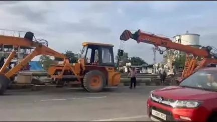 పాణ్యం మండలం జాతీయ రహదారి పై రెండు క్రేన్లు ఢీ