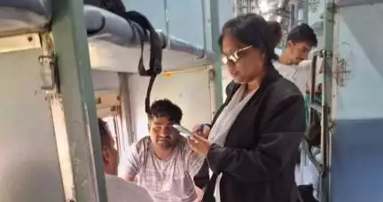 धनबाद/केंदुआडीह: धनबाद रेलवे स्टेशन पर टिकट चेकिंग अभियान, बिना टिकट यात्रा कर रहे यात्रियों पर हुई कार्रवाई