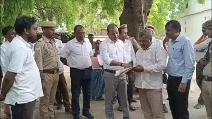 ज्ञानपुर: भदोही के डीएम शैलेश कुमार ने जोरई, कंसापुर और बनकट छनौरा में चार राजस्व मामलों का किया स्थलीय निरीक्षण