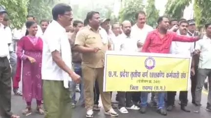 रायगढ़: तृतीय वर्ग कर्मचारी संघ ने 13 सूत्रीय मांगों को लेकर रायगढ़ कलेक्टर को सौंपा ज्ञापन