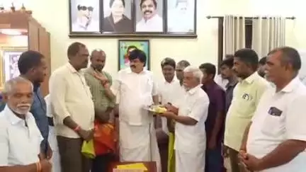 சிவகாசி: திருத்தங்களில் உள்ள முன்னாள் அமைச்சர் இல்லத்தில் சன்னாசிப்பட்டி அருள்மிகு ஸ்ரீபால் அய்யனார் திருக்கோவில் திருப்பணிக்கு 50,000 நிதி உதவி