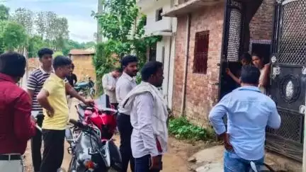 बरहज: इंदुपुर चौराहे पर बिजली विभाग ने किया मेगा ड्राइव, बिजली चोरी पर कसा शिकंजा