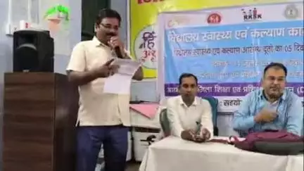 पांकी: कोण वाई उत्क्रमित मध्य विद्यालय में डायट प्रशिक्षण में प्रतिवेदन करते शिक्षक