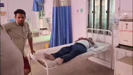 तमकुही राज: तमकुहीराज हाइवे चौराहे पर बाइक सवार को ट्रक ने मारी टक्कर, गंभीर स्थिति में जिला अस्पताल किया गया रेफर
