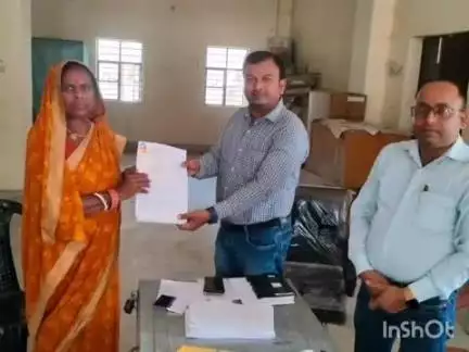 छौड़ाही: छौराही प्रखंड कार्यालय में सावंत पंचायत से सरपंच पद के लिए दो अभ्यर्थियों ने भरा पर्चा