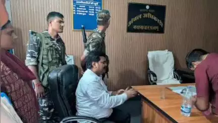 मेदिनीनगर (डालटनगंज): नावाबाजार के सीओ शैलेश कुमार ₹30 हजार घूस लेते गिरफ्तार, एसीबी कार्यालय लाए गए