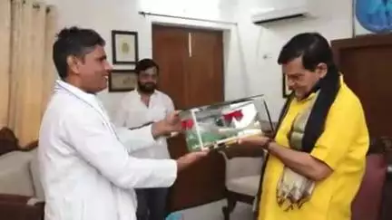 हमीरपुर: मौदहा नगर पालिका ने नगर विकास मंत्री से भेंट कर विकास के लिए मांगा सहयोग