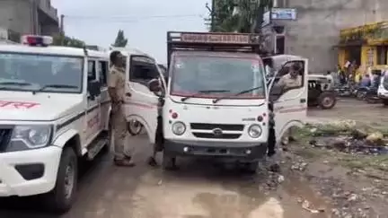 सीमलवाड़ा: सीमलवाड़ा कस्बे में यातायात जाम की स्थिति को देखते हुए धम्बोला पुलिस ने की कार्रवाई, कई वाहनों को किया ज़ब्त