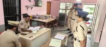 మోతే: అసాంఘిక కార్యకలాపాలు అరికట్టాలి : మోతె పోలీస్ స్టేషన్ తనిఖీల్లో భాగంగా ఎస్పీ నరసింహ