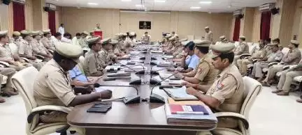 बस्ती: बस्ती पुलिस लाइन सांवर में पुलिस अधीक्षक बस्ती ने की अपराध गोष्ठी, दिए निर्देश