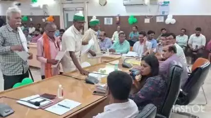 कासगंज: कलेक्ट्रेट सभागार में डीएम की अध्यक्षता में किसान दिवस का आयोजन, किसानों की समस्याओं के निस्तारण के लिए दिए गए निर्देश