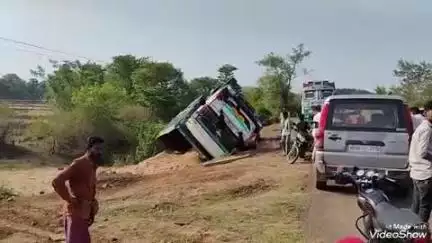 बेगमगंज: रेत से भरा डंपर पलटा, बड़ा हादसा टला