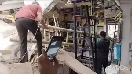 गुना नगर: लक्ष्मीगंज में दुकान की छत गिरने से माता-पिता, बच्चे, दुकानदार सहित कई दबे, दो घायल