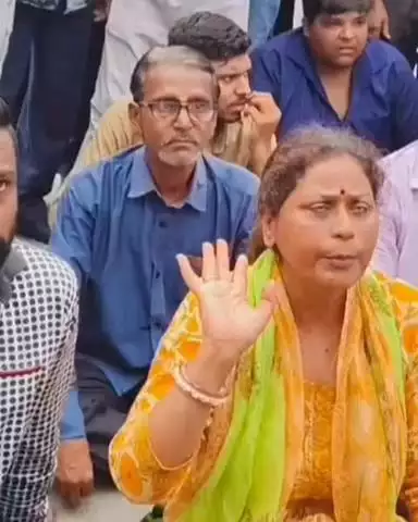 जयपुर: मालवीय नगर में अतिक्रमण को लेकर निगम और व्यापारियों के बीच हुई झड़प, व्यापारियों ने बाजार बंद कर रोड किया जाम