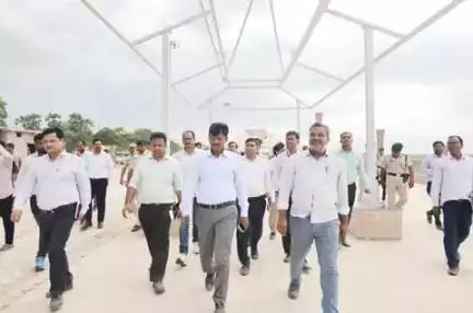 जिलाधिकारी, पटना द्वारा बख्तियारपुर में गंगा चैनल के किनारे सीढ़ी घाट के निर्माण कार्यों का निरीक्षण किया गया तथा अधिकारियों को तेजी से कार्य कराने का निर्देश दिया गया।