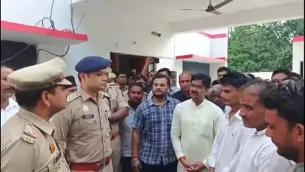 धनौरा: बछरायूं थाने में भाजपा कार्यकर्ताओं का हो रहा उत्पीड़न, क्षेत्रीय विधायक पहुंचे और थाना प्रभारी को लगाई फटकार