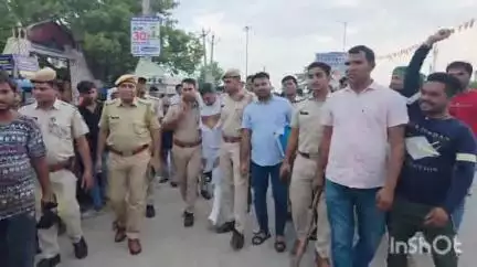 महवा: महुआ पुलिस ने लूट, हत्या और डकैती के आरोपी का निकाला जुलूस, 21,000 रुपए का है इनामी अपराधी