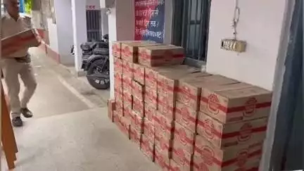 मोकामा: हाथीदह थाना पुलिस ने डाक पार्सल वैन से भारी मात्रा में केन बियर की खेप की ज़ब्त