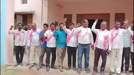 పెద్దపల్లి: అర్హులైన వారికి ఇందిరమ్మ ఇల్లు ఇవ్వాలంటూ మండల పరిషత్ కార్యాలయం ముందు టిఆర్ఎస్ నాయకుల ఆందోళన