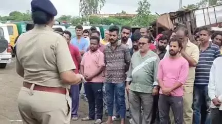 रतलाम नगर: बढ़ती दुर्घटनाओं को देखते हुए यातायात डीएसपी व थाना प्रभारी ने किया नगर निगम कचरा संग्रहण वाहन वर्कशॉप का निरीक्षण