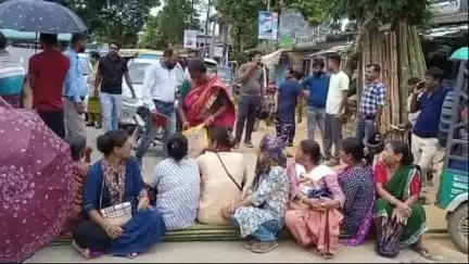 আমবাসা: হরিণমারা এলাকার বেহাল রাস্তা ও পানীয় জলের দাবিতে আমবাসা-কমলপুর সড়ক অবরোধ #jansamasya