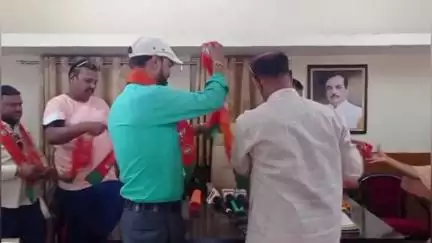 जबलपुर: क्षेत्रीय पार्षद ने ग्राम चौपाल में केंद्र व राज्य सरकार की कल्याणकारी योजनाओं की दी जानकारी