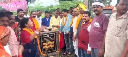 चुरचु: बहेरा पंचायत में मांडू विधायक तिवारी महतो ने सड़क निर्माण कार्य का किया शिलान्यास