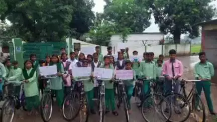 गुमला: खराब मौसम के बावजूद जिले के विभिन्न स्थानों पर बच्चों ने साइकिल रैली निकालकर दिया नशा उन्मूलन का संदेश
