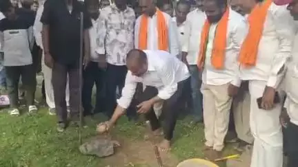 నిర్మల్: బంగల్ పేట్ కాలనీలో రూ.10 లక్షలతో ముదిరాజ్ సంఘం భవన షెడ్డు నిర్మాణానికి భూమి పూజ చేసిన ఎమ్మెల్యే మహేశ్వర్ రెడ్డి